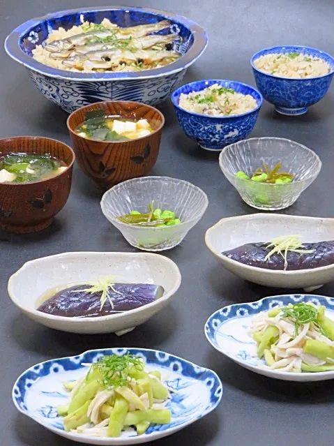 今晩は、鮎ご飯 、茄子の揚げ浸し 針生姜、蒸し鶏と翡翠ナスの青柚子こしょう和え、枝豆のねばねば和え、豆腐とわかめの味噌汁

日本で最も愛されている淡水魚の鮎。炊きたての鮎ご飯を、食卓の上で身をくずさないように頭ごと中骨を抜いて、わたごとご飯と混ぜます。「香魚」の香りを楽しむには鮎ご飯は最高！

翡翠色に仕上げた茄子を、|akazawa3さん