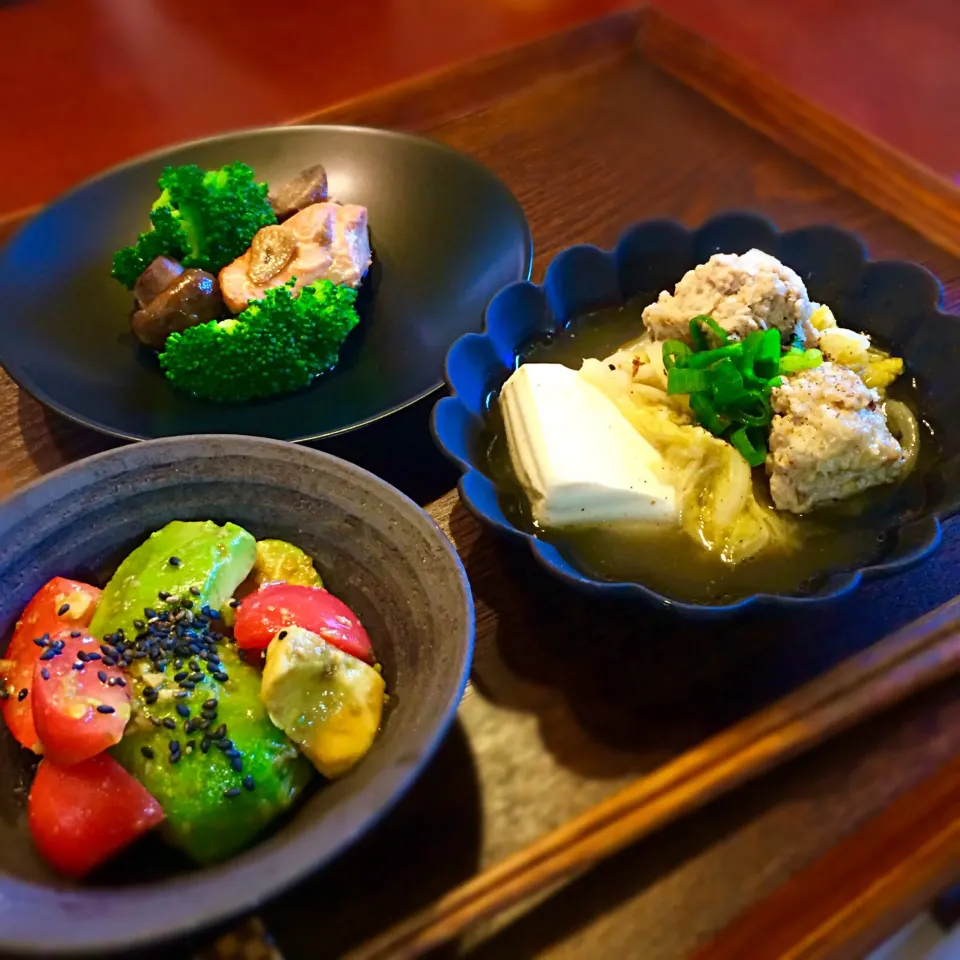 鮭の低温オイル煮 鶏団子と白菜 アボカドとトマト|かおり🐰さん