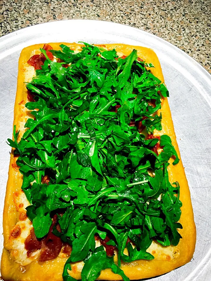 Aged Parmesan crusted, prosciutto, fresh mozzarella, with arugula and basil with some EVOO. Unreal flavor!|ted mantasさん