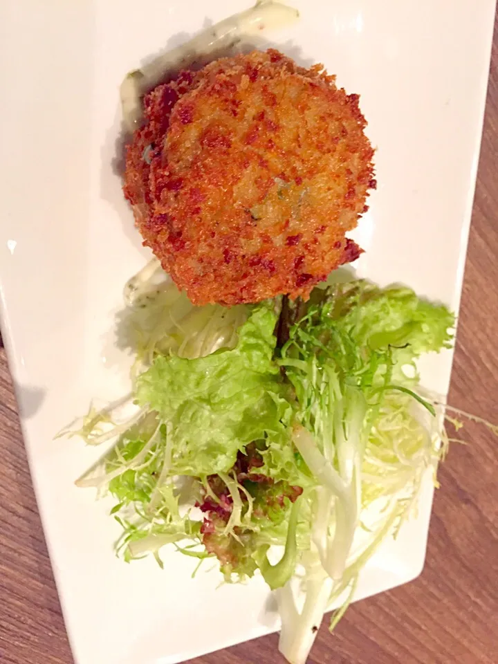 Lump crab cake with salad leaves, citrus mayonnaise & caramelised lemon|Sky Blueさん