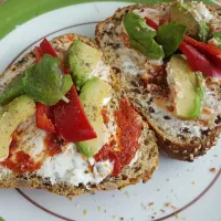 Eiweißbrötchen mit Ziegenkäse & Avocado-Tomaten-Minz-Topping|Claudi J.さん