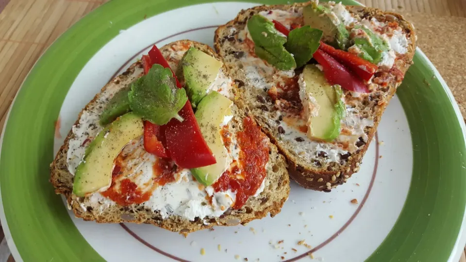 Eiweißbrötchen mit Ziegenkäse & Avocado-Tomaten-Minz-Topping|Claudi J.さん