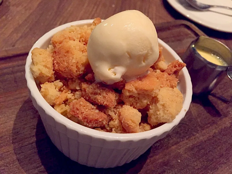 Apple & rhubarb crumble, served with vanilla ice cream & honey infused custard|Sky Blueさん