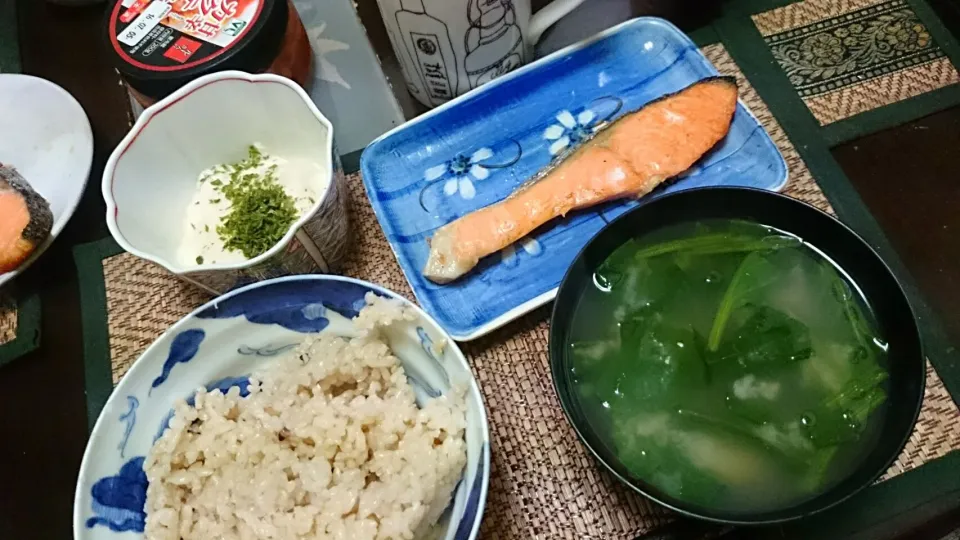 鮭の塩焼き＆大和芋＆ほうれん草の味噌汁|まぐろさん