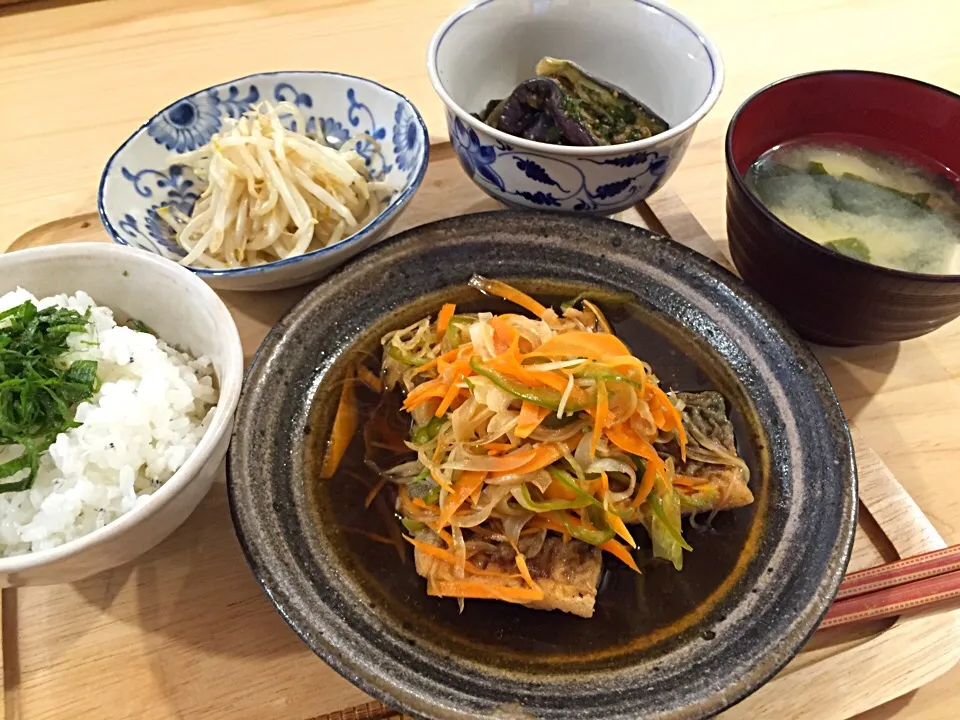 かんたん酢で❤️鯵の南蛮漬け🍀茄子の香味あえ🍀モヤシ炒め🍀しらすご飯🍀お味噌汁|mochaさん