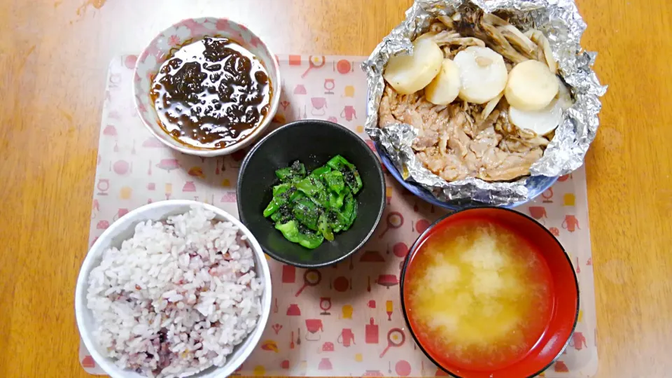 Snapdishの料理写真:６月２日　豚肉ときのこのホイル蒸し　ピーマンの塩炒め　もずく　お味噌汁|いもこ。さん