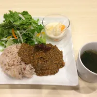 Snapdishの料理写真:今日のワンプレートランチは野菜たっぷりのキーマカレー、大根サラダ、新生姜のスープ、フルーツヨーグルトです。|東金弘子さん