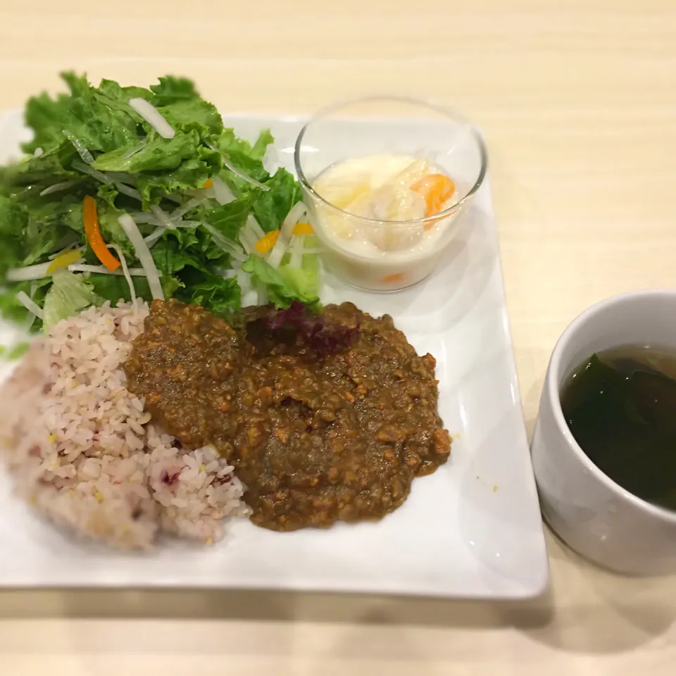 今日のワンプレートランチは野菜たっぷりのキーマカレー、大根サラダ、新生姜のスープ、フルーツヨーグルトです。|東金弘子さん