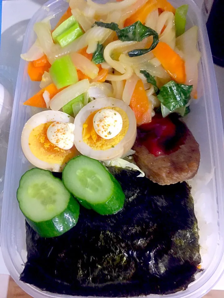 パパお弁当🍱  ハンバーグ  煮卵  チーズ入り焼うどん  きゅうりの漬物  キャベツの千切り  焼き海苔|ch＊K*∀o(^^*)♪さん