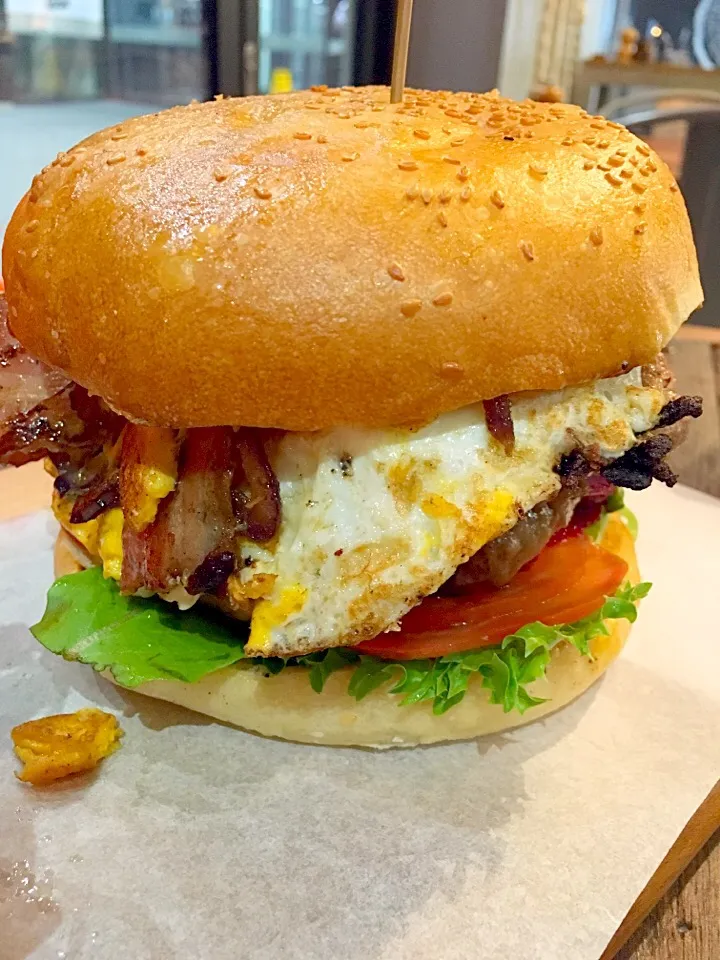 The Tradie Stacker, 2 eggs 2 beef patties, lettuce, tomato and lots of bacon! At burger with the lot.|luさん