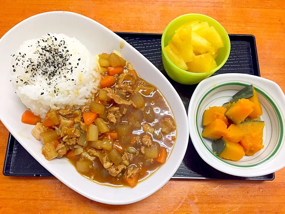 今日のチビ助ごはん
・根菜のカレー
・かぼちゃの煮物
・パイナップル

※カレーは白だしで和風に|toviさん