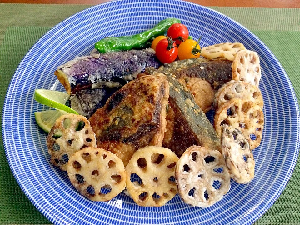 Snapdishの料理写真:Fried yellowtail&Lotus root🐟鰤と蓮根の唐揚げ|🌈Ami🍻さん