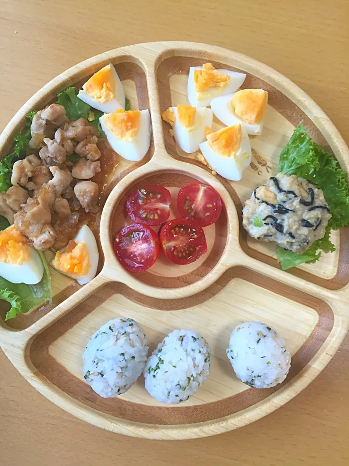 Snapdishの料理写真:さな飯(鶏肉玉ねぎソース ゆで卵 ひじきと枝豆の鶏団子 ミニトマト 青のりと白ゴマおにぎり)#1歳5カ月#離乳食後期#さな飯|えりこさん