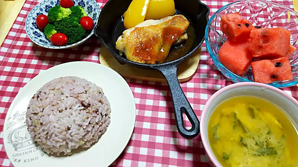 チキンステーキ
ブロッコリーとミニトマト
ニラ玉スープ
雑穀ご飯
スイカ
#夜ご飯
#ボッチ飯|めぐさん