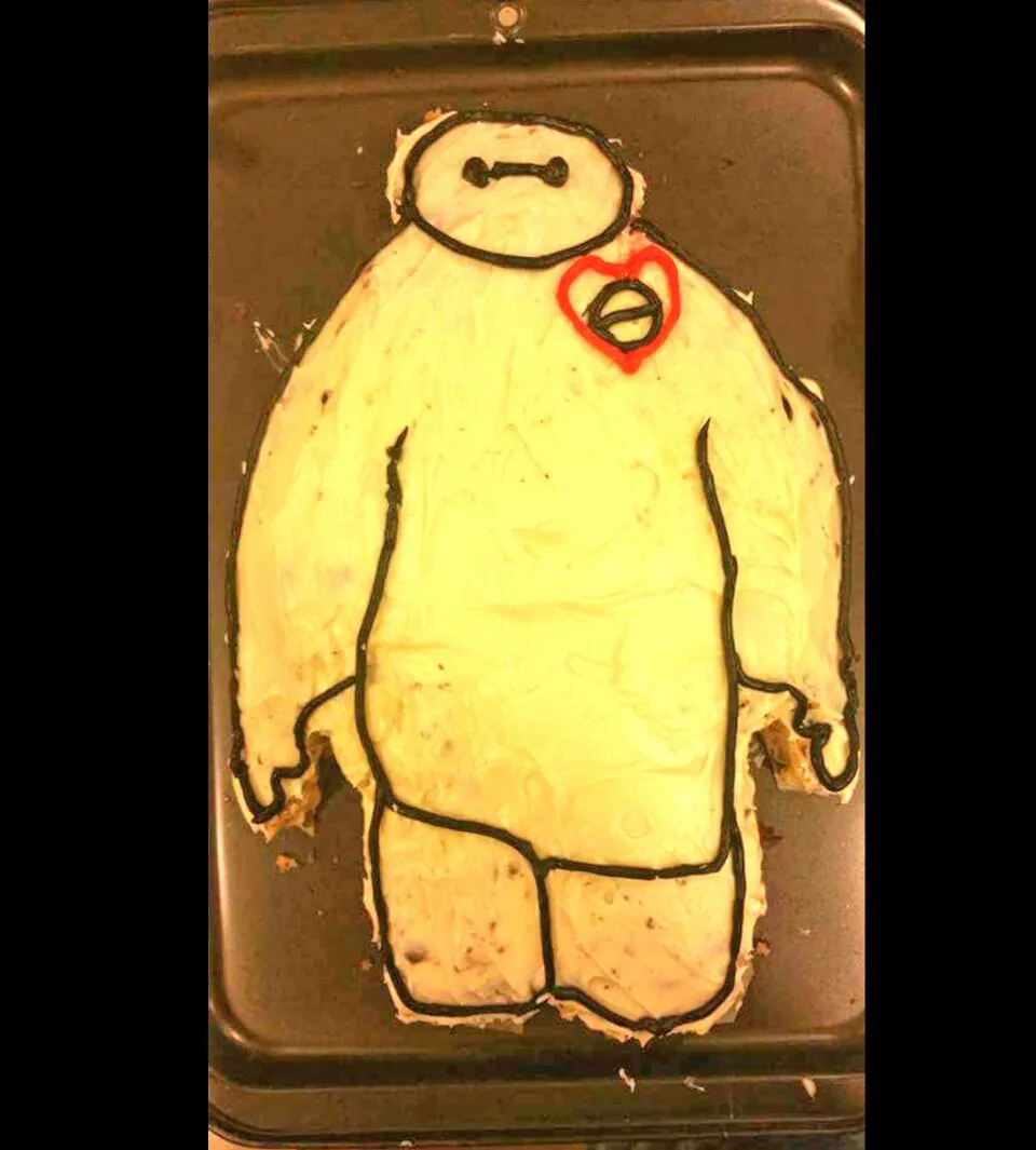 Baymax birthday cake #bananacakewithcreamcheesefrosting|Edible loveさん