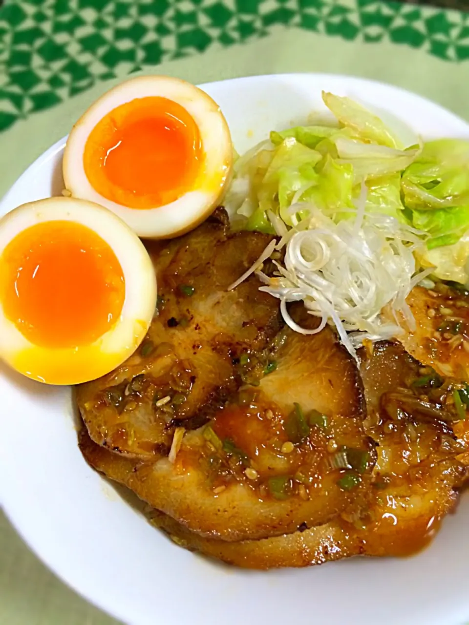 チャーシュー丼♪ とろり味玉と炒めキャベツ入り♡|あまねこ🌿さん