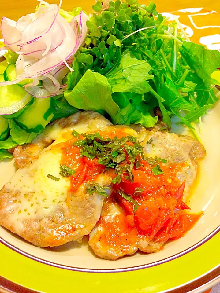 豚のチーズ焼きトマトソースで夕食🍚|かずみさん