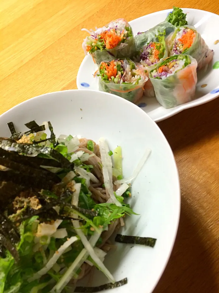 遅くなったんで😭
ぶっかけサラダそばと野菜とエビの生春巻き晩ご飯😋|5ネコママさん