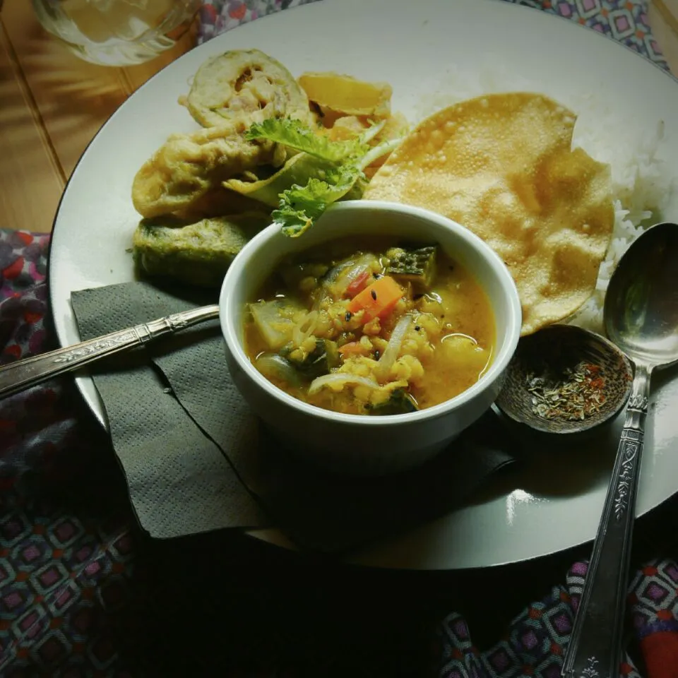 Snapdishの料理写真:Dalma, Pakora, Papad and Basmati Rice／インド料理プレート|まちまちこさん