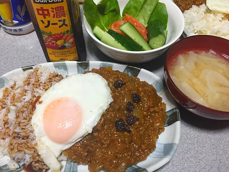 フライパンで作る玉ねぎ挽肉カレー、大根味噌汁、トマトキュウリサラダ菜|ms903さん