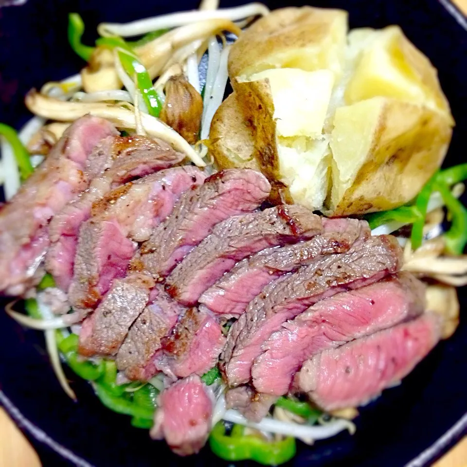 久々のピン飯スキレットは肉肉しい感じで🍖|こなちゅんさん