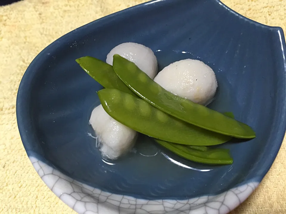 Snapdishの料理写真:今日の朝ごはんの一皿。
こいもと絹さや炊いたん。|岸野 令子さん