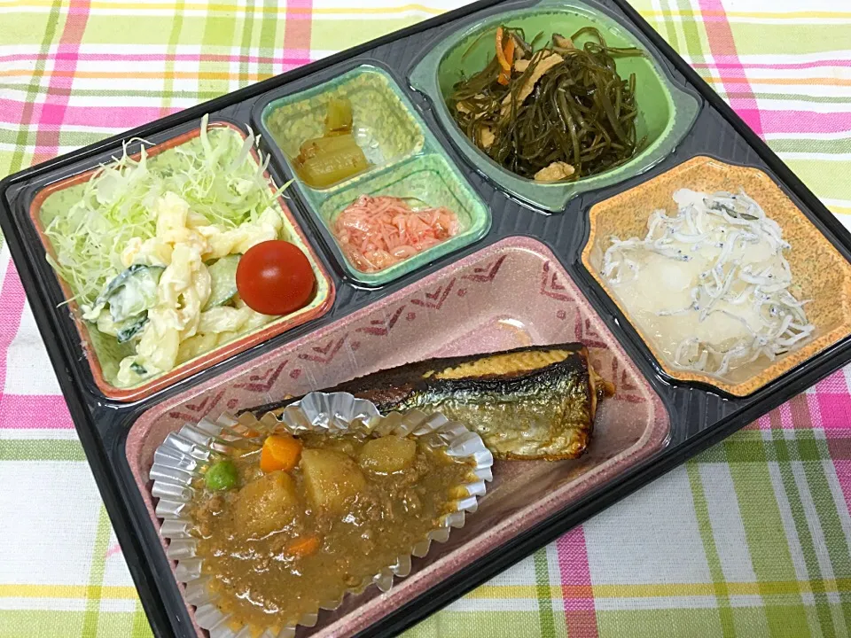 Snapdishの料理写真:秋刀魚の塩焼き 日替わり弁当 豊川市宅配|Naokazu Kuritaさん