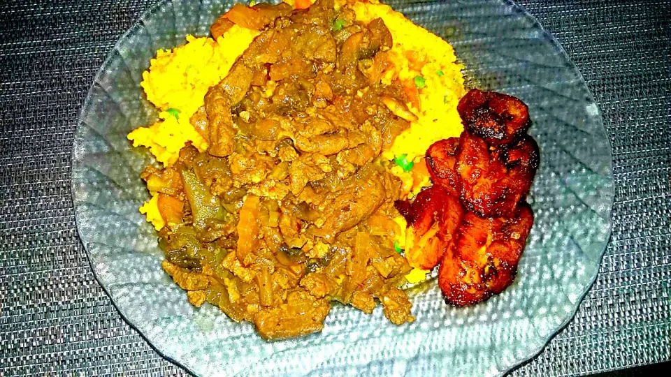 Snapdishの料理写真:Saute' Liver with Mushrooms and Green Peppers Yellow Veggie Rice and Fried Plantains.|Juan Simmsさん