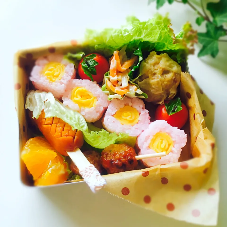 長女のお弁当◡̈♥︎  🌼お花の裏巻き寿司🌼|usakoさん