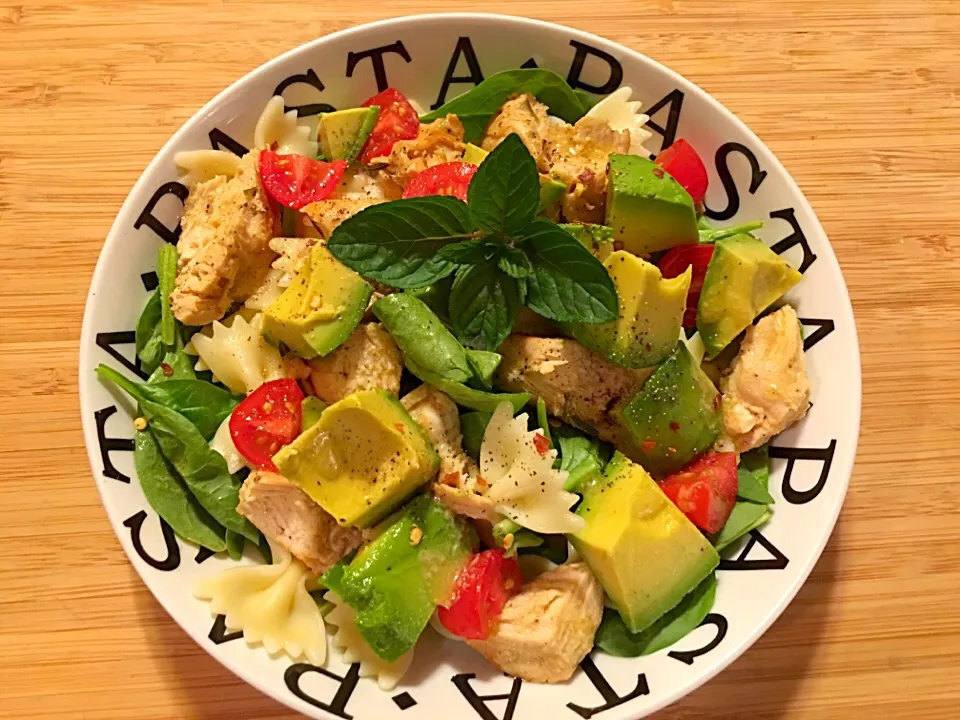 Bowtie pasta , rosemary chicken, spinach, grape tomatoes, & avocado salad with lemon dijon dressing🍋👍🏼😍|🌺IAnneさん