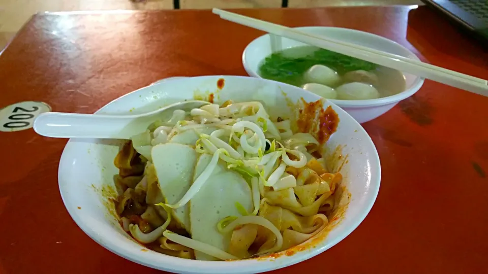 Snapdishの料理写真:An early breakfast before Fasting.
Hot spicy fishball noodle.|秋平さん