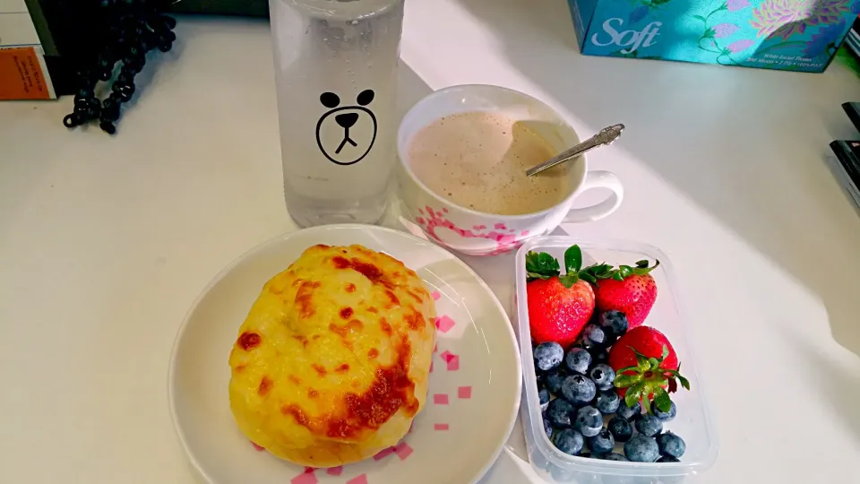 Happy Friday Breakfast:Cheesy butter bun + Berries + Coffee with milk 😍😋😙🙆👄👅💋💟✌|🌷lynnlicious🌷さん