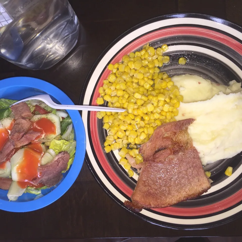 Ham, loaded mashed potatoes,corn & salad....|Richard Thompsonさん