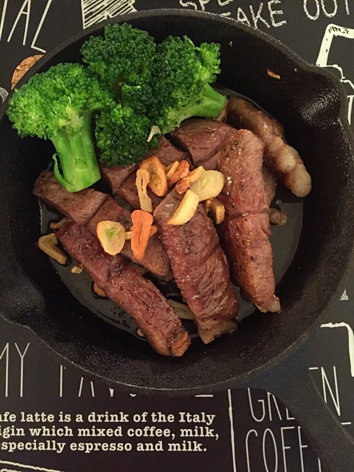 ある日のSunday brunch😋🍴✨🍖   #sunday #sundaybrunch #パクパク倶楽部😋💕 #食いしん坊chie😋💕 #steak #skillet #garlic #brunch #lin_stagrammer #foodpic #foodgram  #foodphoto #instafood|chieさん