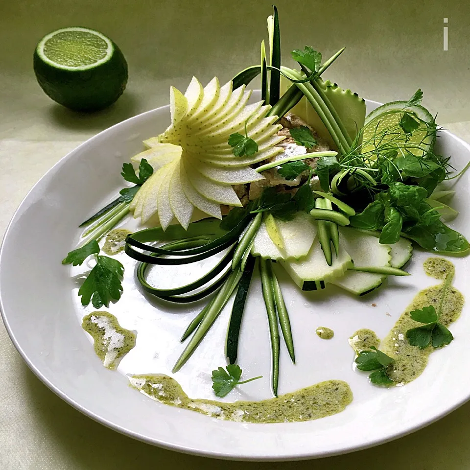 rick chanさんの料理 サバ缶・りんご・ズッキーニのサラダ ジェノベーゼドレッシング 【Canned mackerel, apple and zucchini salad w/ Genovese dressing】|izoomさん