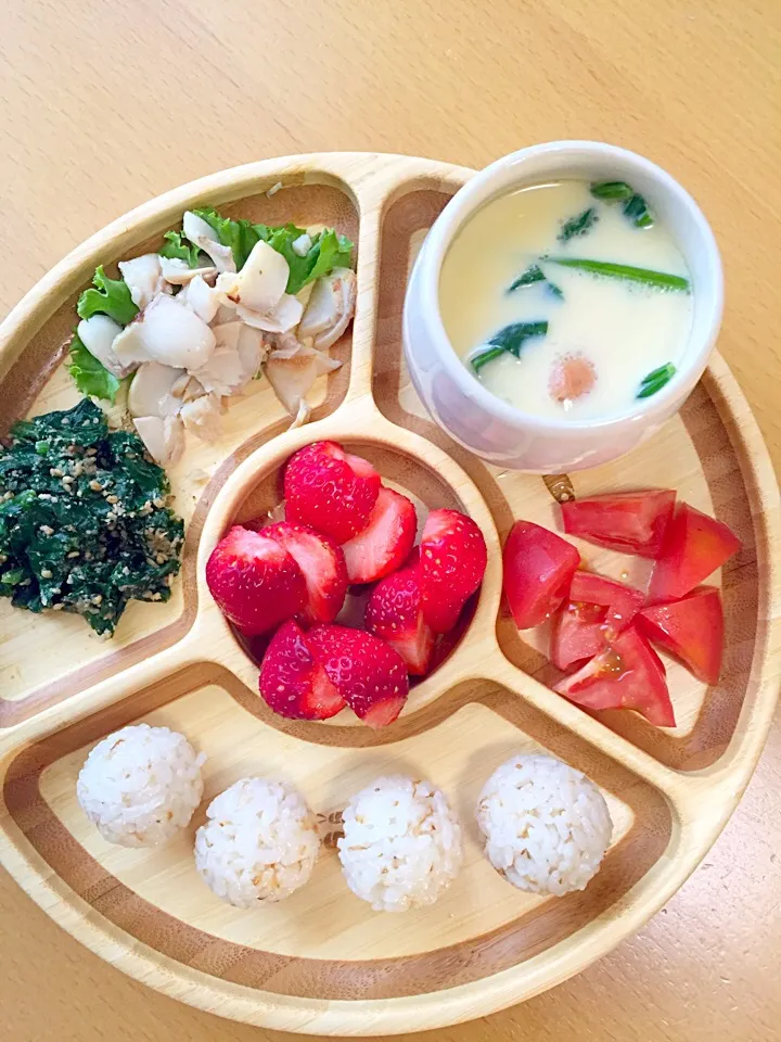 Snapdishの料理写真:さな飯(ほっけのみりん干し ほうれん草の胡麻和え 茶碗蒸し トマト いちご おかかおにぎり)#1歳5カ月#離乳食後期#さな飯|えりこさん