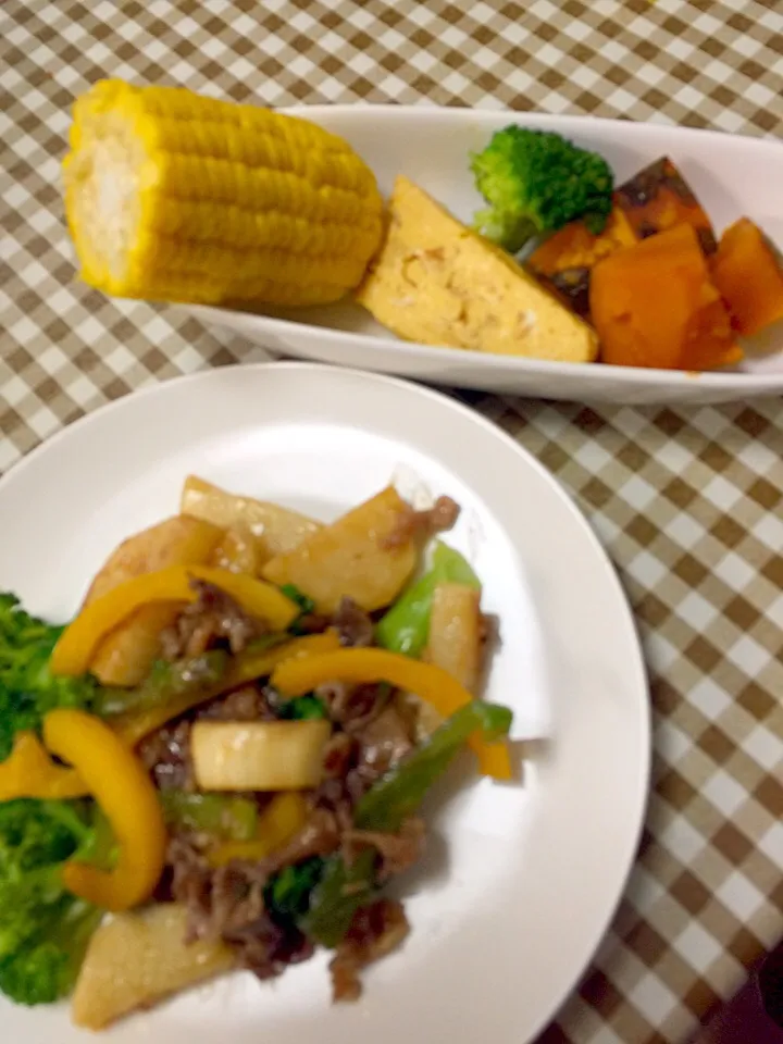 すき焼き風、山芋と牛肉のソテー🍀厚焼き卵🍀かぼちゃの煮物🍀トウモロコシ|☆光るさん