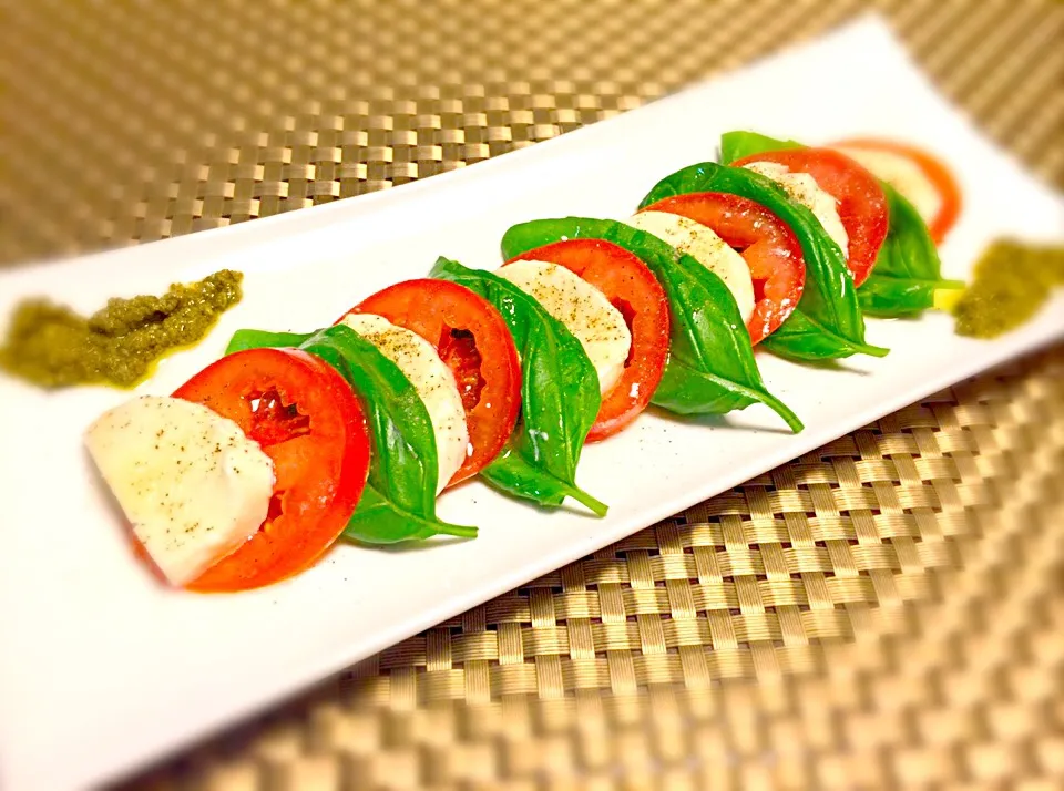 Snapdishの料理写真:Tomatoes & Mozzarella Caprese homemade|Yona Kiren Kohさん