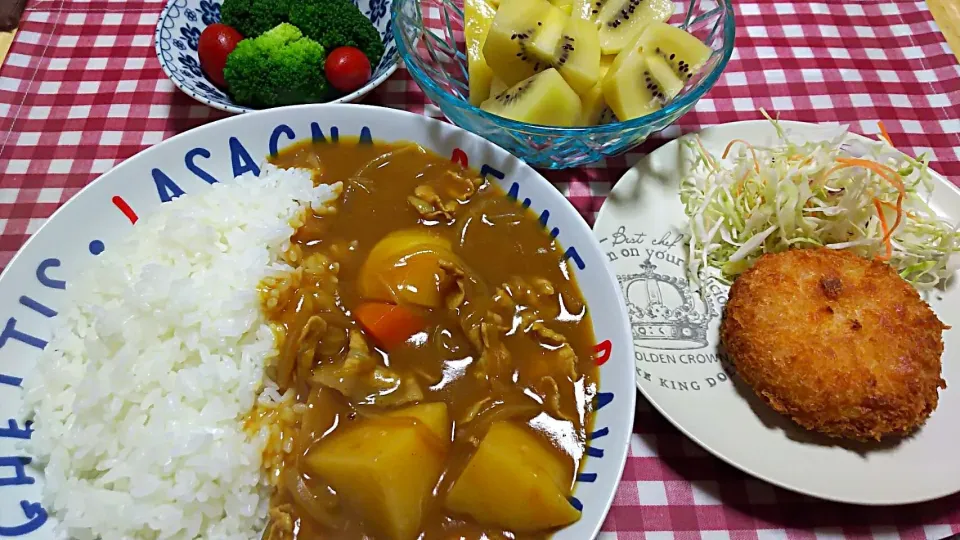 カレーライス
クリームコロッケ
ブロッコリーとミニトマト
キウイ
#ボッチ飯|めぐさん