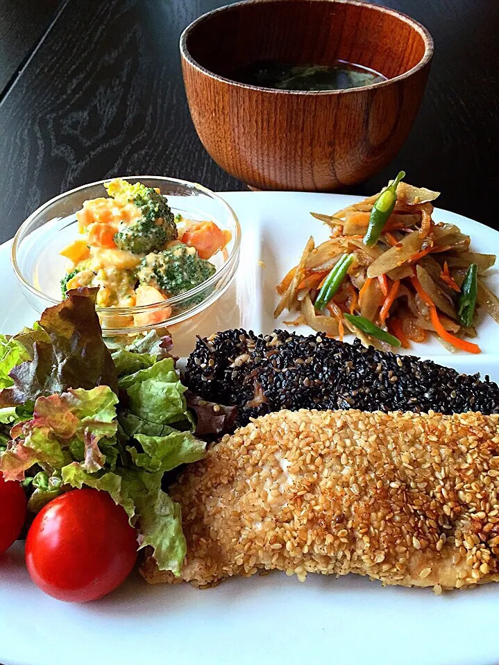 ⭐️鶏ささみの胡麻焼き ⭐️玉ねぎ天入りきんぴらごぼう ⭐️ブロッコリーと卵のサラダ ⭐️長ネギとワカメの味噌汁|よっちぃさん