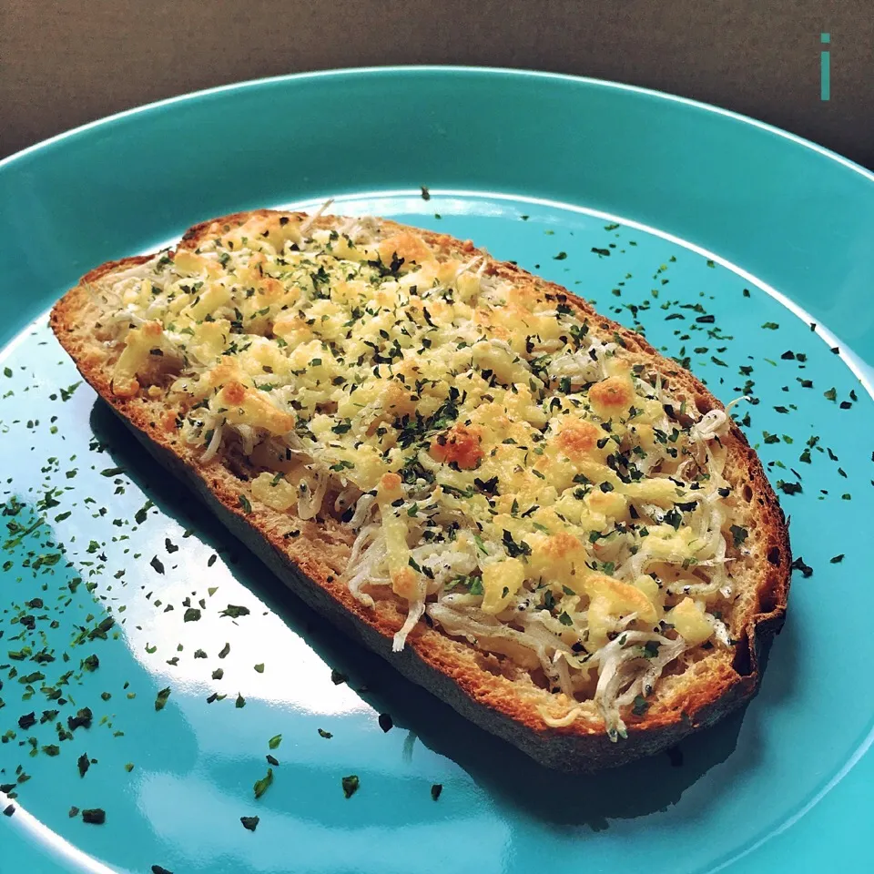 あまねこ🌿ちゃんの料理 青のりしらすチーズトースト♪ 【Green laver and whitebait cheese toast】|izoomさん