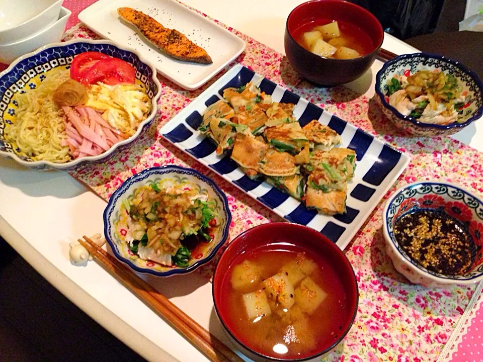 チヂミ、水菜の鶏しゃぶ巻き玉ねぎポン酢がけ、冷やし中華、ハーブ焼き鮭、じゃがいもと海苔のお味噌汁|にゅきさん