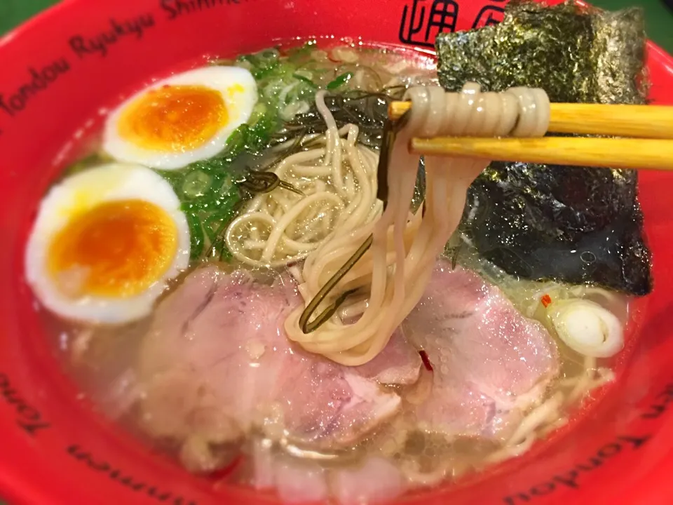 Snapdishの料理写真:通堂うま塩ラーメンおんな味(玉子入り)@居酒屋りょう次・ラー博|らーめん好き！さん