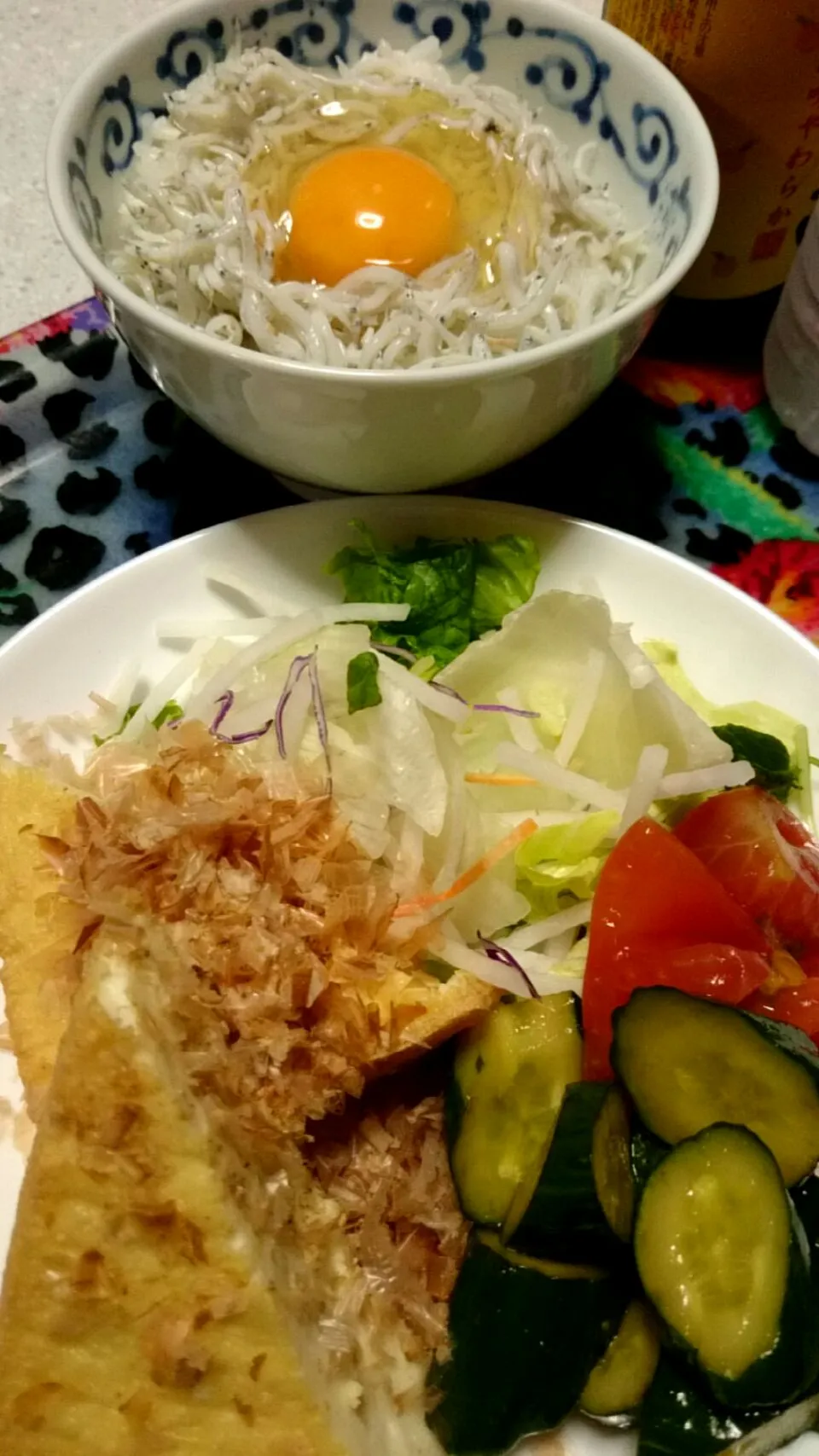 Snapdishの料理写真:しらす丼、厚揚げ焼き、トマトときゅうりのスタミナ浅漬け|あまねさん