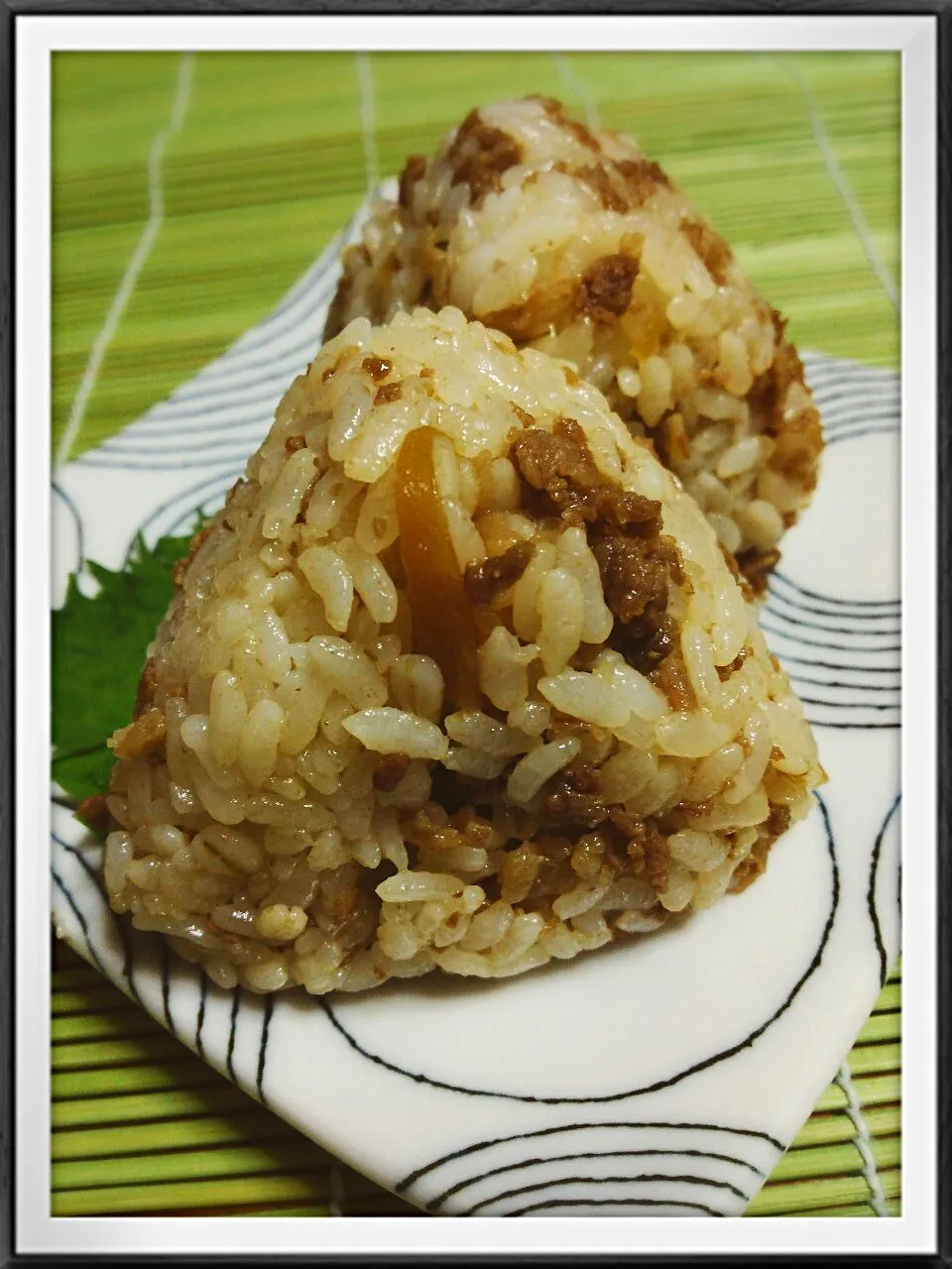 牛ゴボウ炊いたんからの～ 余ったから
刻んでお握りに混ぜて。
牛ゴボウおにぎり～🎵朝ごはんに。白米に押し麦入りです。|☆Yumi☆さん