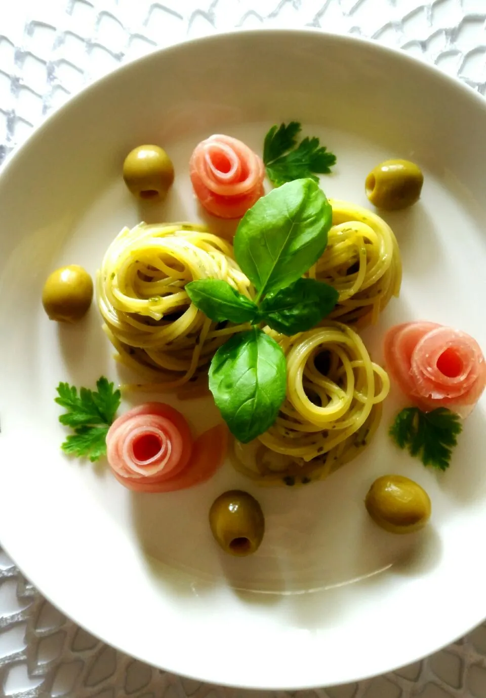 Snapdishの料理写真:ジェノベーゼ🍝バラ添え🌹|hiroyukiさん