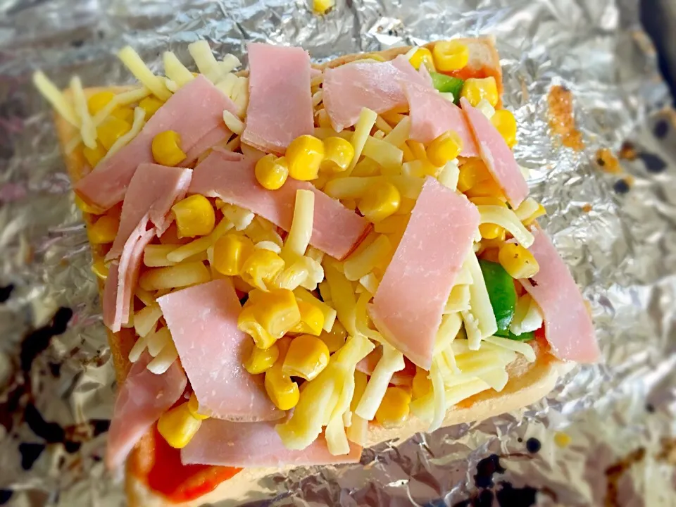 Breakfasts toast pizza bread green pepper , ham , sweet corn ready to toast now|Babyluv Cabrera Ocampoさん