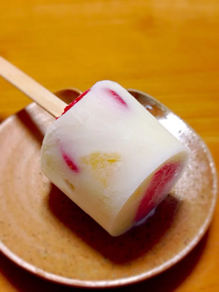 Snapdishの料理写真:シーズン到来❗️
ひんやり💙💙💙ドライパイナップル🍍&ストロベリー🍓のフローズンヨーグルト|Yu Yu mamaさん