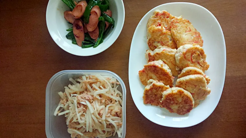 お豆腐のもちもち焼き。この次は紅しょうが入りにしよう。
ピーマンと魚肉ソーセージ炒め。
大根とツナのサラダ。|みずたまりさん