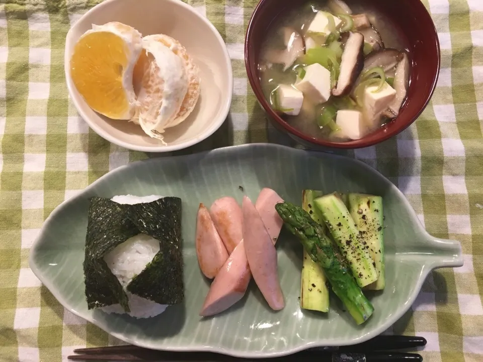 朝ごはん。魚肉ソーセージ焼きとアスパラおにぎり定食|バナナ子さん